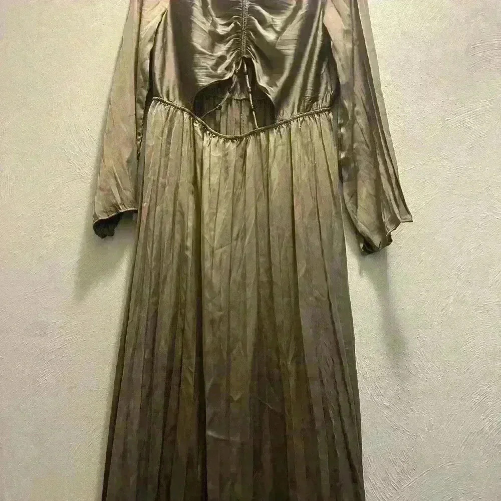 Flowing satin/ wrinkle effect dress with round neck and 
long sleeves. - Picture 6 of 6
